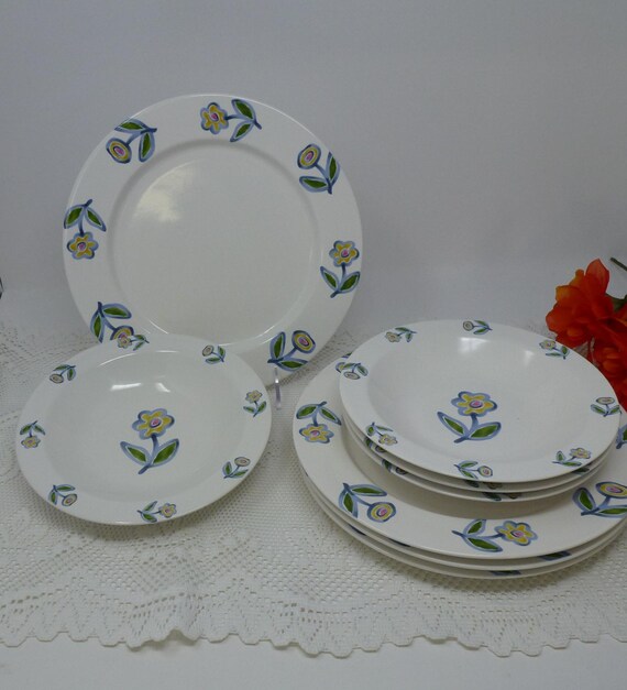 Set of Eight Dinner Plates & Eight Bowls Set of Eight Dinner Plates & Eight Bowls
