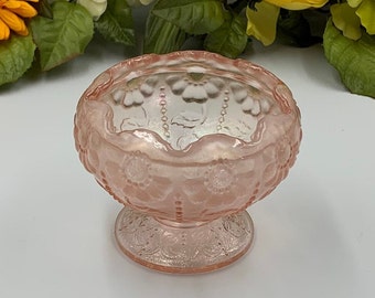 ピンクの乳白色フェントンコンポート皿：縁にフリル、ビーズ装飾