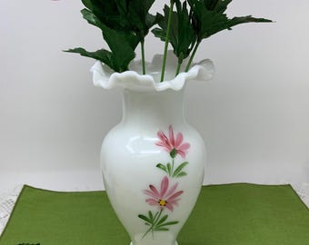 フェントンのヴィンテージ手描き花瓶。白いウランミルクガラスにフリル