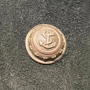 Metallknopf im Marine-Stil
