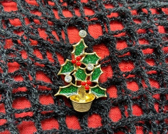 Avon Rhinestone Enamel Gold Tone Christmas Tree Pin