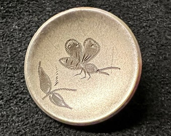 Concave Etched Button with Bee