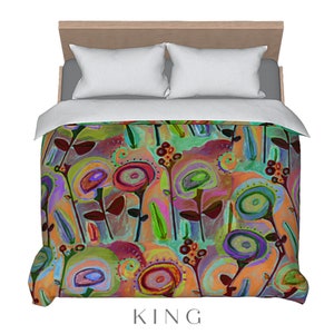 Peut inclure: Housse de couette king size avec un motif floral abstrait coloré. Le motif présente des couleurs vives comme le rose, l'orange, le vert, le bleu et le violet.