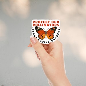 Peut inclure: Un autocollant blanc avec un papillon noir et orange et le texte "Prot&eacute;gez nos pollinisateurs Plantez des jardins indig&egrave;nes".