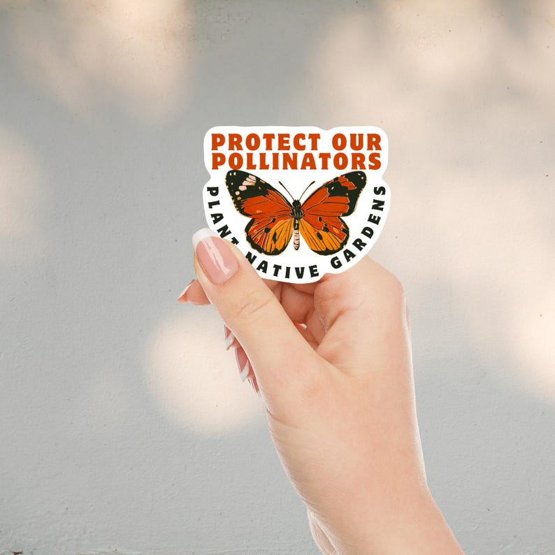 Peut inclure: Un autocollant blanc avec un papillon noir et orange et le texte "Prot&eacute;gez nos pollinisateurs Plantez des jardins indig&egrave;nes".