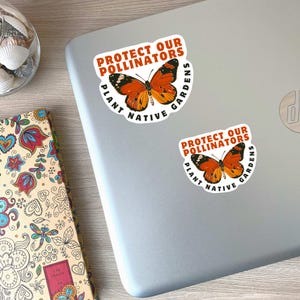Peut inclure: Deux autocollants avec des papillons orange et le texte "Prot&eacute;gez nos pollinisateurs Plantez des jardins indig&egrave;nes".