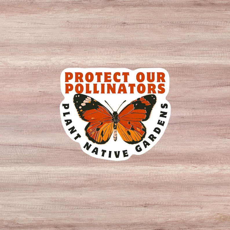 Peut inclure: Un autocollant blanc avec un papillon orange et le texte "Prot&eacute;gez nos pollinisateurs Plantez des jardins indig&egrave;nes".