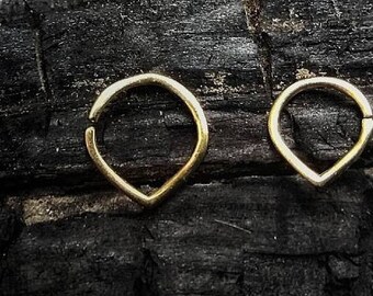 Septum Latón Diseño Gota/Minimalista/Elegant Design/Vintage/Tragus/Helix/ 1,2 mm GrosorlColor Dorado/Unisex/Versátil/Hipoalergénico/Tribal