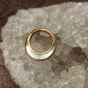 Anillo para tabique nasal de nácar/latón/tallado a mano/concha natural/diseño de aro/sin níquel/1 mm de grosor/18 Ga/joyería orgánica
