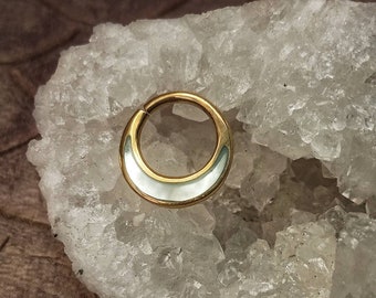 Anillo para tabique nasal de nácar/latón/tallado a mano/concha natural/diseño de aro/sin níquel/1 mm de grosor/ga 18/joyería orgánica