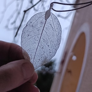 Puede incluir: Un juego de tres tazas de cerámica con acabado mate moteado. Las tazas son de color crema, gris claro y gris oscuro. Cada taza tiene un diseño simple y minimalista.