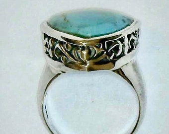 Turquoise Triangle Ring, 925 Sterling Silver with filigree shoulders, US size 8, tapered shoulders, 17mm triangle cabochon, bezel set