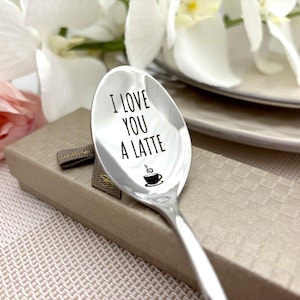 Personalizowana łyżeczka do latte - Kocham Cię, latte, prezent na Walentynki - łyżka z długim uchwytem do kawy z mlekiem, niespodzianka dla miłośnika latte