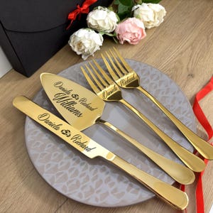 Serwer do tortów na zamówienie - Spersonalizowany grawerowany zestaw do krojenia - Prezent rocznicowy dla rodziców - Niespodzianka dla pary małżeńskiej Pan i Pani Forks Golden
