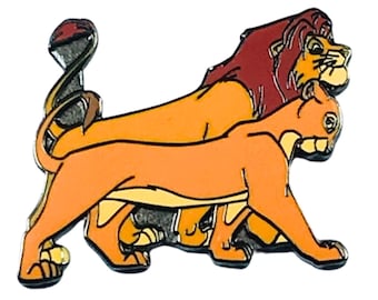 Könnte beinhalten: Eine Metallsticker mit einem Cartoon-Bild von Simba und Nala aus dem Disney-Film Der König der Löwen. Der Sticker ist orange, braun und rot.