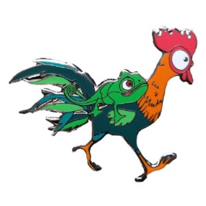 Op de afbeelding: Een groene kameleon die op de rug van een blauwe en oranje haan rijdt. De haan heeft een rode kam en een rode keellap en grote, ronde ogen.