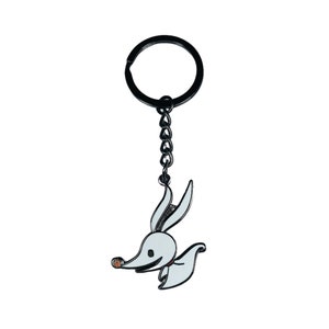 Op de afbeelding: Een zwarte metalen sleutelhanger met een wit cartoonfiguur met een lange neus en grote oren. Het personage is uit de film The Nightmare Before Christmas.