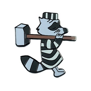 Pin – Raccoon from Robin Hood – Disney Fantasy | Mischievous Sherwood Forest Animal Accessory for Adventure Lovers and Robin Hood Collectors