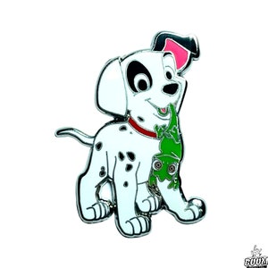 Può includere: Uno spillo in smalto argentato con un cucciolo di dalmata di cartone animato con macchie nere, che indossa un collare rosso e tiene un lucertola verde in bocca.