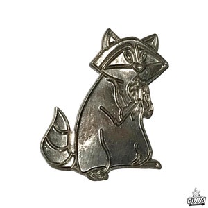 Pin – Meeko from Pocahontas – Disney Fantasy | Sly Raccoon Companion Collectible Gift for Pocahontas Enthusiasts