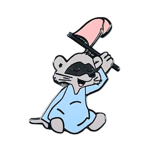 Pin – Raccoon from Robin Hood – Disney Fantasy | Sherwood Forest Animal Collectible Accessory with Pink Flag and Mischievous Design