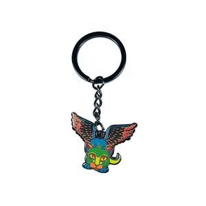 Könnte beinhalten: Ein schwarzer Schlüsselanhänger aus Metall mit einem bunten geflügelten Katzenanhänger. Die Katze hat grüne, blaue, orange und gelbe Details. Die Flügel sind orange und schwarz.