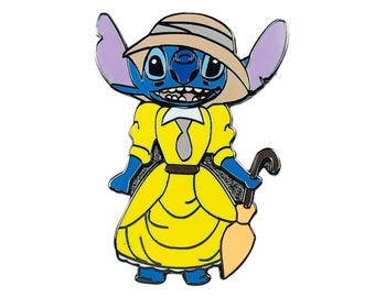 Può includere: Personaggio Stitch blu vestito da esploratrice con un abito giallo, un cappello marrone e un bastone da passeggio.