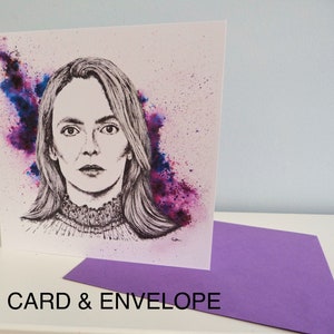 Peut inclure: Une carte de vœux carrée avec un portrait en noir et blanc d'une femme, avec une éclaboussure colorée de bleu et de violet derrière elle. Une enveloppe violette est incluse. Les mots "CARD & ENVELOPE" sont imprimés en bas.