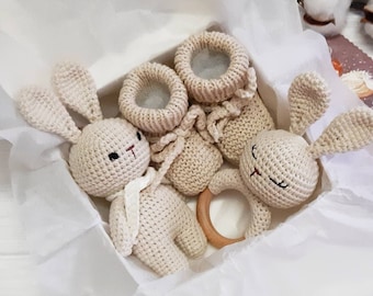 Panier bébé lapin neutre : peluche lapin, hochet et chaussures neutres, coffret cadeau bébé neutre, cadeaux de baby shower des bois
