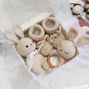 Baby neutrales Körbchen: Hase aus Stofftier, Rassel und Schuhe, Baby Geschenkbox, neutrale Geschenke
