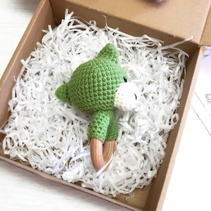 Dinosaurier Baby Geschenkkorb für Jungen: personalisierte Dinosaurier Rassel, Makramee Schnullerhalter, Holz Dinosaurier Spielzeug, Strickmütze, Dinosaurier Babyparty