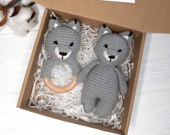 Wolf baby gift box personalized, newborn small stuffed wolf, baby wolf rattle, new baby boy gift set, pregnant sister gift, knitted wolf