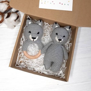 Wolf baby gift box personalized, newborn small stuffed wolf, baby wolf rattle, new baby boy gift set, pregnant sister gift, knitted wolf