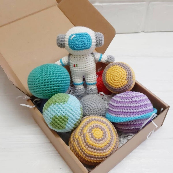 Crochet educational Solar system with eight planets: Earth, Jupiter, Uran, Mars, Venus, Mercury, Neptune, Saturn and outer Astronaut doll