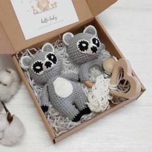 Racoon baby gift set, booties and toy for pregnancy announcement, raccoon woodland shower gift, racoon newborn, knit raccoon toy & rattle