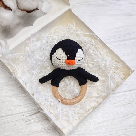 Hochet pour bébé en bois : pingouin