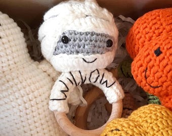 Halloween baby mummy rattle, crochet mummy halloween rattle, personalized baby halloween gift, spooky baby toys, halloween baby shower