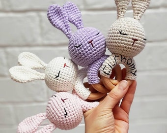 Baby Hase Rassel personalisiert, gehäkelte Hase Rassel, Baby Andenken, Baby Ankündigung Spielzeug, Schwangerschaft Herzlichen Glückwunsch Baby Geschenk, erwarten Mama Geschenk