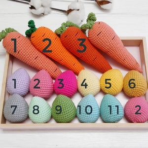Puede incluir: Un conjunto de 12 decoraciones de Pascua de ganchillo, que incluyen tres zanahorias naranjas y nueve huevos de colores. Las zanahorias est&aacute;n numeradas del 1 al 3, mientras que los huevos est&aacute;n numerados del 1 al 12.