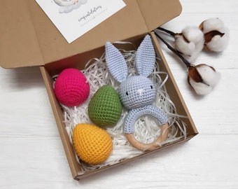 Rellenos para la canasta de Pascua de bebé niño: sonajero de conejito azul de ganchillo y patucos de punto, sonajeros de huevo de Pascua, sonajero de zanahoria de ganchillo, caja de Pascua para bebé