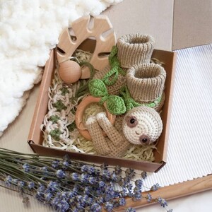 Cadeau unique pour bébé paresseux : hochet paresseux au crochet, attache-pacis, chaussures pour nouveau-né, faire-part de naissance, baby shower dans la jungle, panier-cadeau pour nouvelle maman image 3