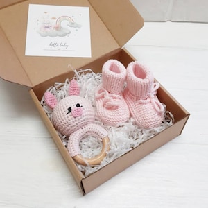 Schwangerschaft Geschenkbox, erwartender Mutter Geschenkkorb, rosa Babyschuhe und Rassel, Cottagecore Babyspielzeug, Schwein-Babyparty, personalisiertes Babygeschenk