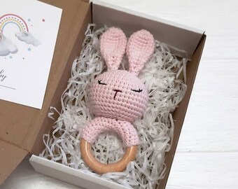 Sonaglio coniglietto rosa personalizzato, sonaglio coniglietto all'uncinetto, ricordo per neonato, giocattolo per annuncio di nascita, regalo di congratulazioni per la gravidanza, regalo per futura mamma