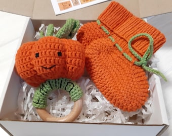 Baby halloween gift personalized: crochet pumpkin baby rattle and shoes, Halloween baby shower, 1st halloween, autumn baby rattle & booties