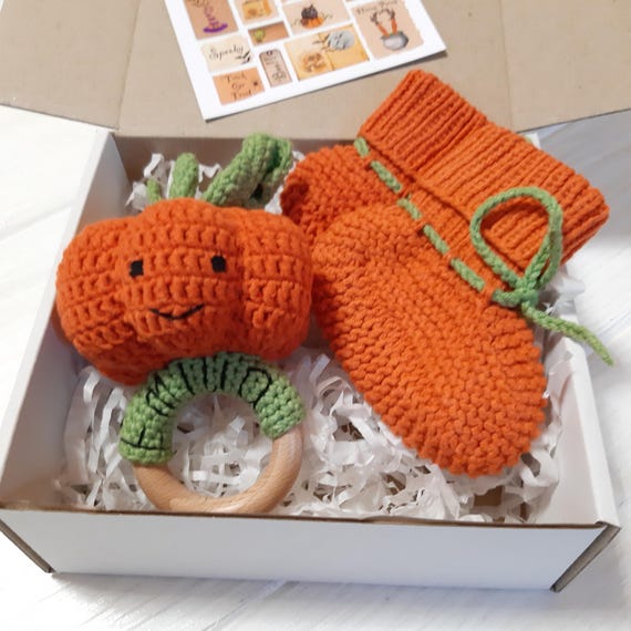 Baby halloween gift personalized: crochet pumpkin baby rattle and shoes, Halloween baby shower, 1st halloween, autumn baby rattle & booties