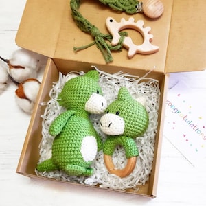 Dino Baby Geschenkkorb: Dinosaurier Teddy Spielzeug, Dinosaurier Rassel, Stofftier Dino, Gender Neutral Baby Geschenk, Stricktier Drache Babyparty