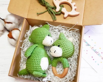 Panier-cadeau de bébé de dinosaure : jouet en peluche de dinosaure, hochet de dinosaure, dino animal en peluche, cadeau de bébé neutre en matière de genre, baby shower de dragon de jouet en tricot