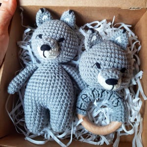 Wolf Baby Geschenkbox personalisiert, Neugeborener kleiner ausgestopfter Wolf, Baby Wolf Rassel, neues Baby Geschenkset für Jungen, Geschenk für schwangere Schwester, gestrickter Wolf