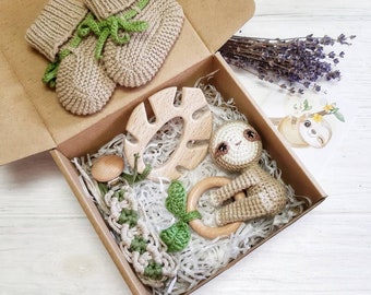 Cadeau unique pour bébé paresseux : hochet paresseux au crochet, attache-pacis, chaussures pour nouveau-né, faire-part de naissance, baby shower dans la jungle, panier-cadeau pour nouvelle maman