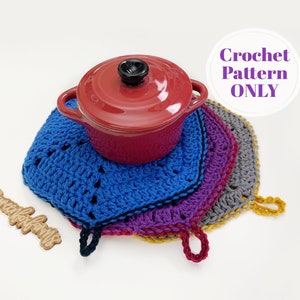 Könnte beinhalten: Häkelmuster für einen Satz bunter Topflappen. Die Topflappen sind sechseckig und haben einen Schlaufe-Griff. Die Topflappen sind übereinander gestapelt, wobei der größte unten und der kleinste oben liegt. Ein roter Topf steht auf den Topflappen.